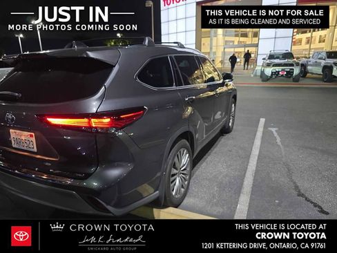 Used 2022 Toyota Highlander Platinum image 2