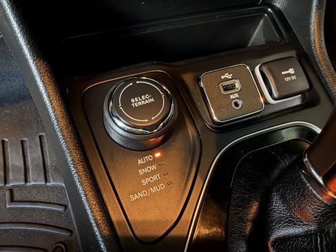 Used 2019 Jeep Cherokee Limited image 22