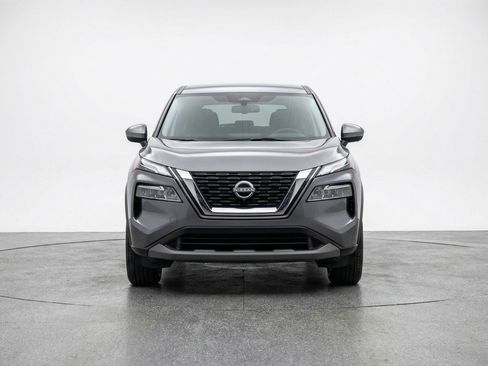 Used 2025 Nissan Rogue SV image 2