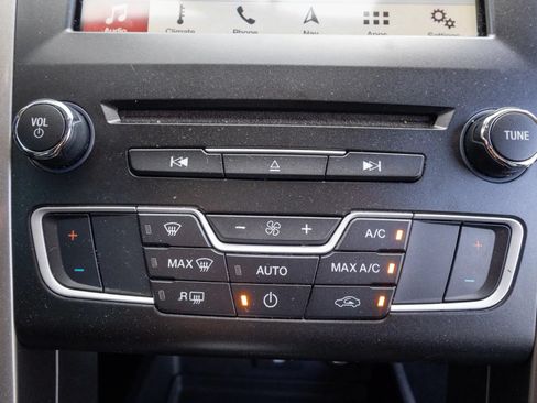 Used 2017 Ford Fusion SE w/ Equipment Group 201A FWD image 17