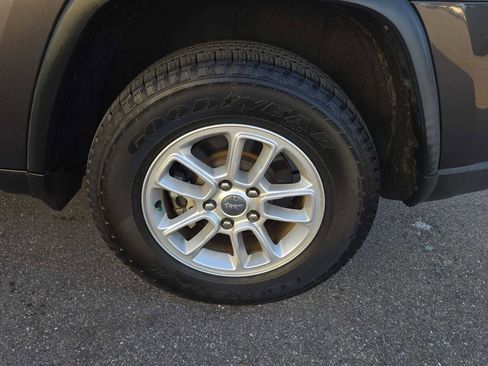 Used 2019 Jeep Grand Cherokee Laredo image 14