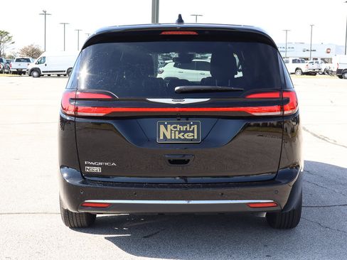 New 2026 Chrysler Pacifica Select image 6