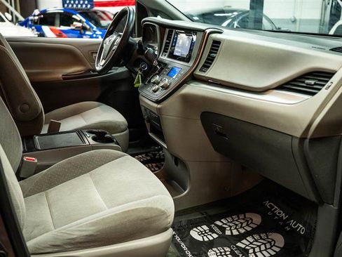 Used 2016 Toyota Sienna LE image 12