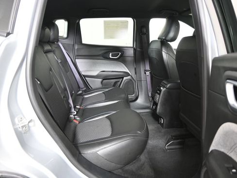 Used 2024 Jeep Compass Latitude AWD/4WD image 15