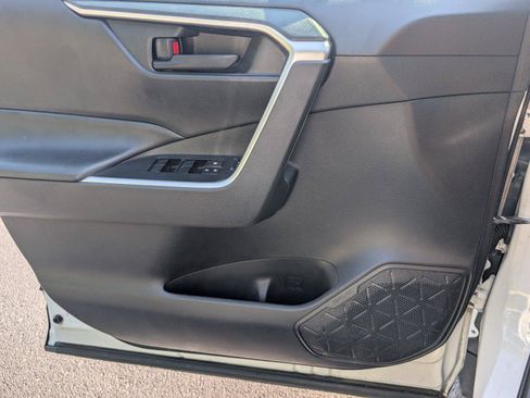 Used 2019 Toyota RAV4 LE FWD image 18