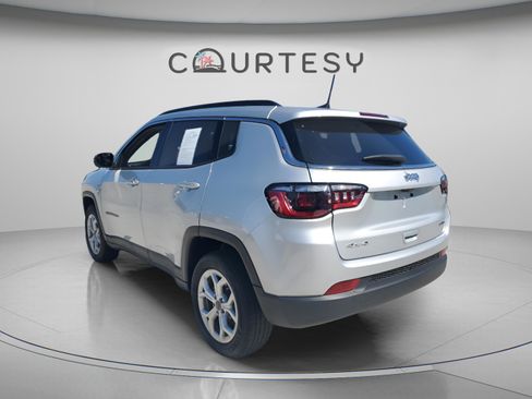 Used 2025 Jeep Compass Latitude AWD/4WD image 2