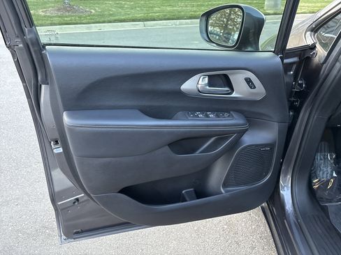 Certified 2022 Chrysler Pacifica Limited w/ Uconnect Theater Family Group image 14