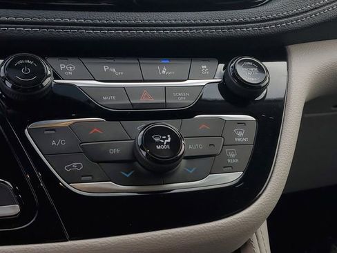 Certified 2023 Chrysler Pacifica Limited image 32