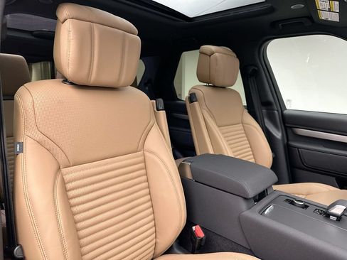 Used 2025 Land Rover Discovery Dynamic SE AWD/4WD image 4