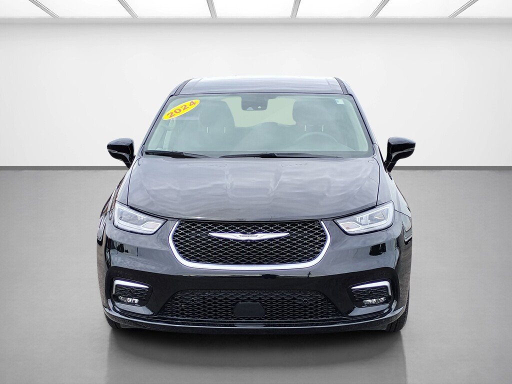 Used 2024 Chrysler Pacifica Touring-L FWD image 8