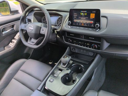 Used 2025 Nissan Rogue SV w/ SV Premium Package FWD image 35