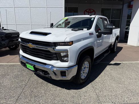 Used 2024 Chevrolet Silverado 3500 LT AWD/4WD image 2