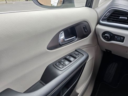 Used 2023 Chrysler Pacifica Touring-L FWD image 29