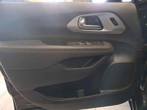 New 2026 Chrysler Pacifica Limited w/ S Appearance Package image 11