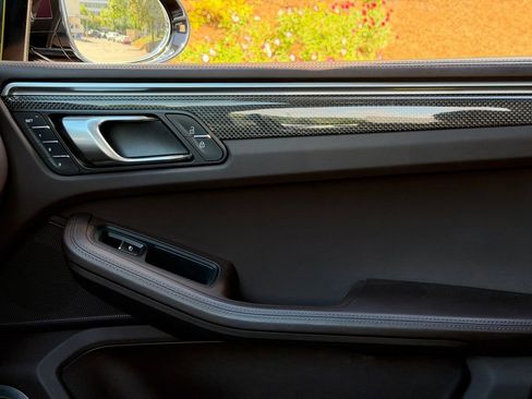 Used 2020 Porsche Macan Turbo AWD/4WD image 32