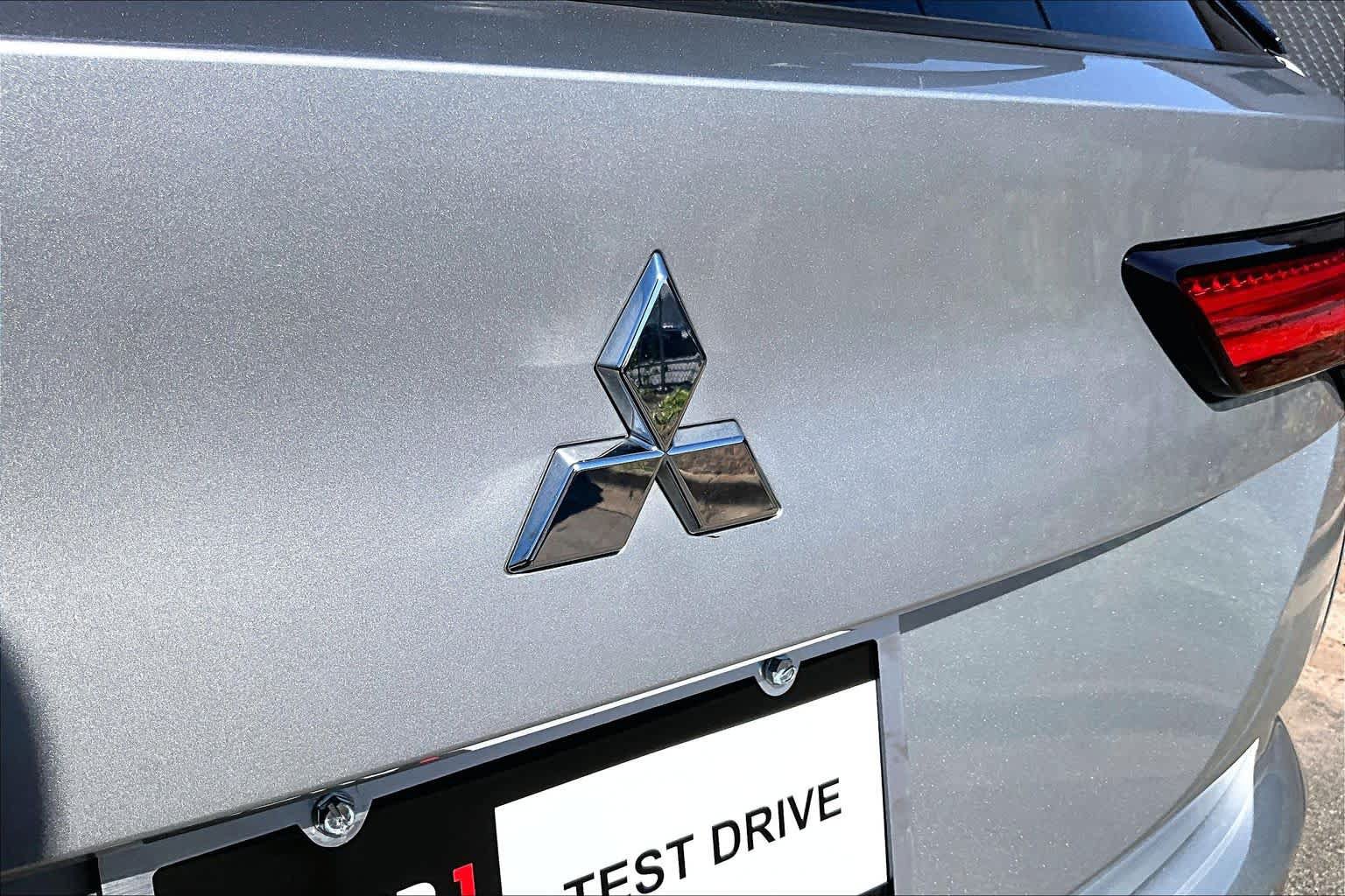 Used 2024 Mitsubishi Outlander ES FWD image 31
