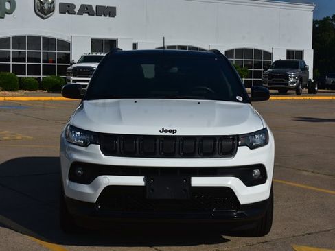Used 2022 Jeep Compass Latitude w/ Sun and Sound Group AWD/4WD image 2