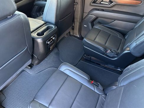 Used 2025 GMC Yukon XL Denali image 5