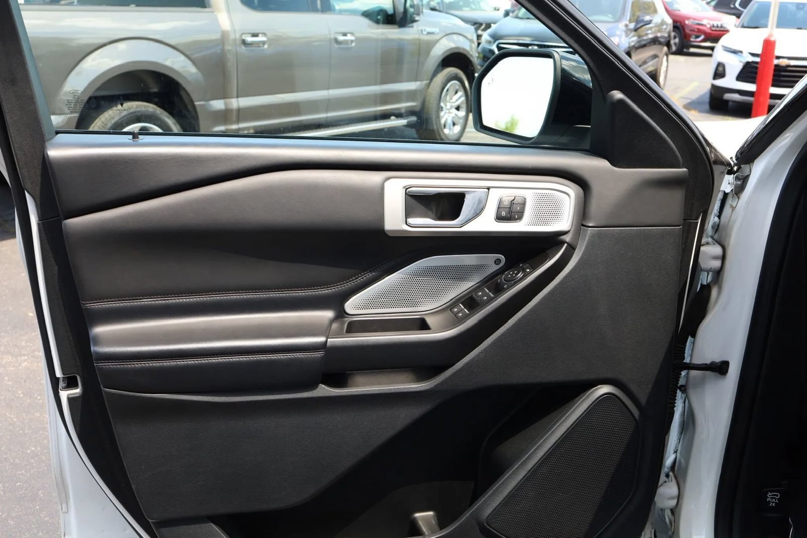 Used 2020 Ford Explorer Platinum w/ Premium Technology Package AWD/4WD image 9