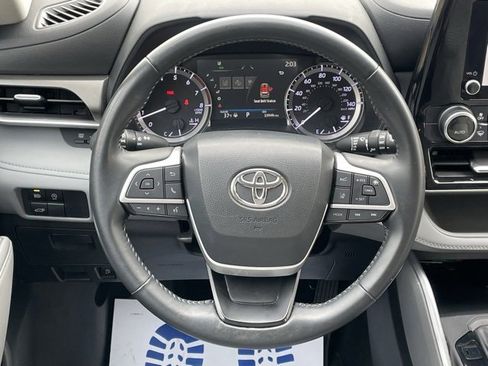 Used 2023 Toyota Highlander LE image 37