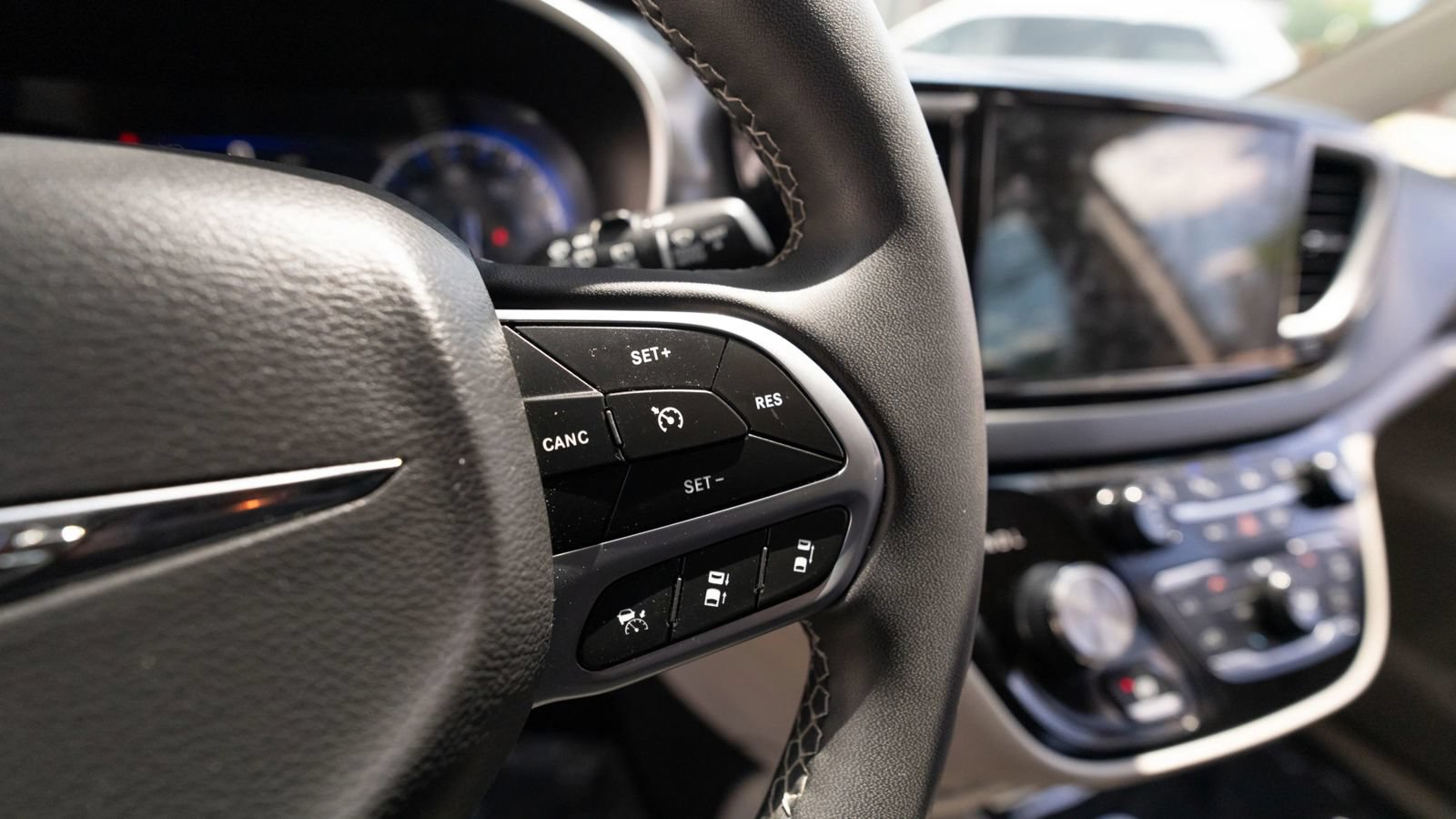 Used 2023 Chrysler Pacifica Touring-L FWD image 40