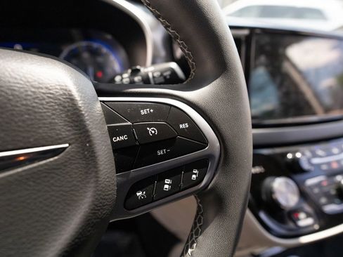 Used 2023 Chrysler Pacifica Touring-L FWD image 40
