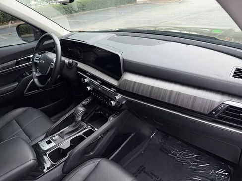 Certified 2025 Kia Telluride EX w/ EX Captain's Chair Package FWD image 39