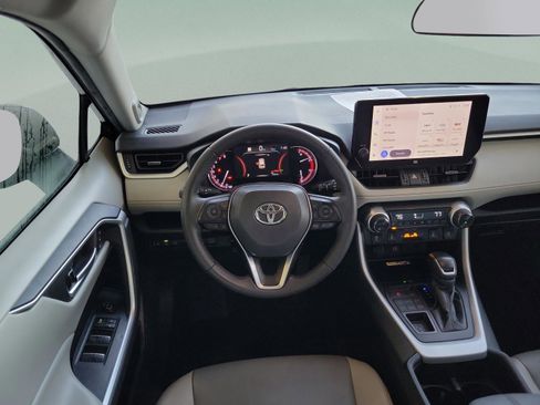 Used 2023 Toyota RAV4 XLE Premium image 9