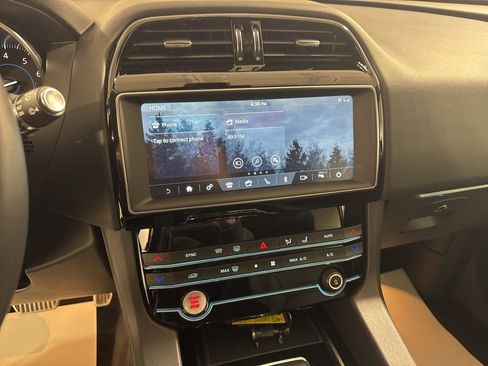 Used 2020 Jaguar F-PACE Premium image 13