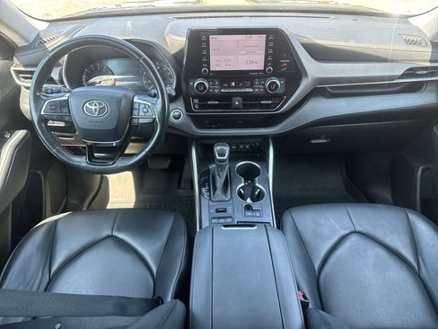 Used 2020 Toyota Highlander XLE AWD/4WD image 10