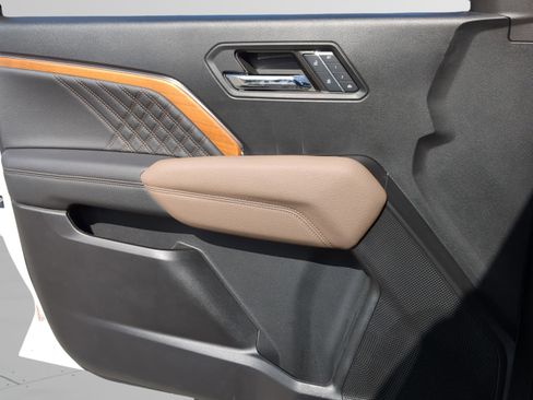 Used 2024 GMC Canyon Denali image 15