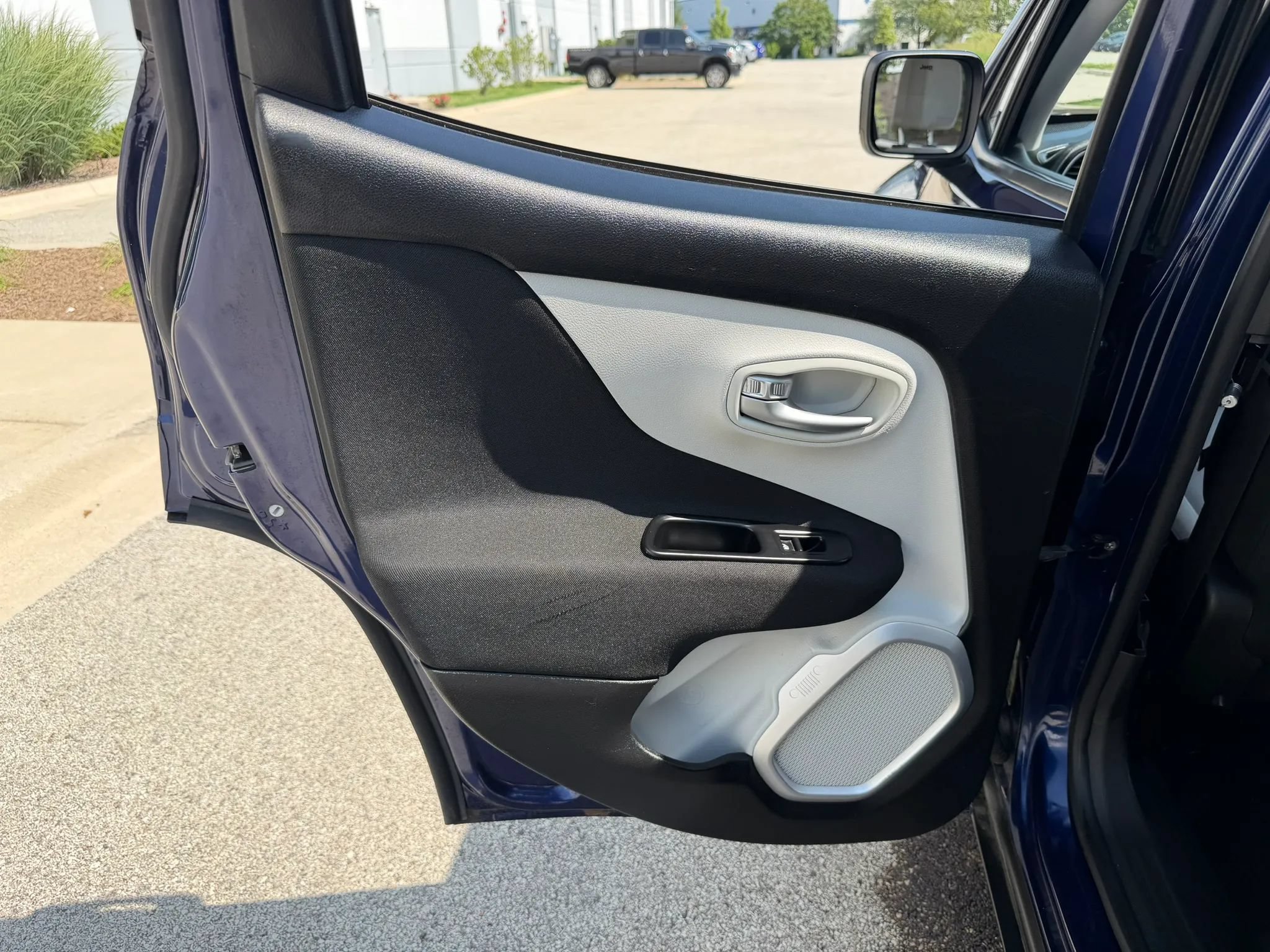 Used 2018 Jeep Renegade Latitude FWD image 18