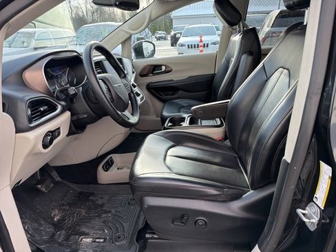Used 2020 Chrysler Voyager Lxi image 11