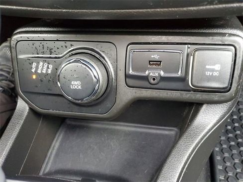 Used 2018 Jeep Renegade Altitude w/ UConnect 8.4 Nav Group image 34