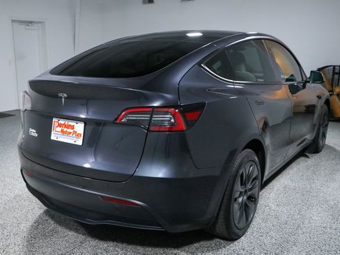 Used 2024 Tesla Model Y Long Range RWD image 7