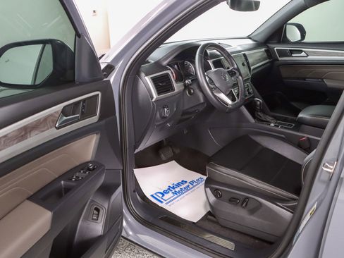 Used 2021 Volkswagen Atlas Cross Sport SE image 3