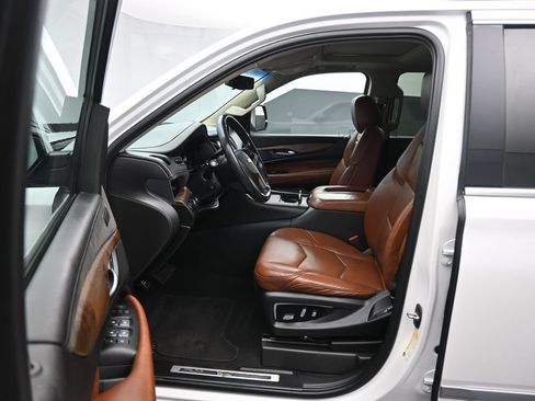 Used 2019 Cadillac Escalade ESV Luxury AWD/4WD image 12