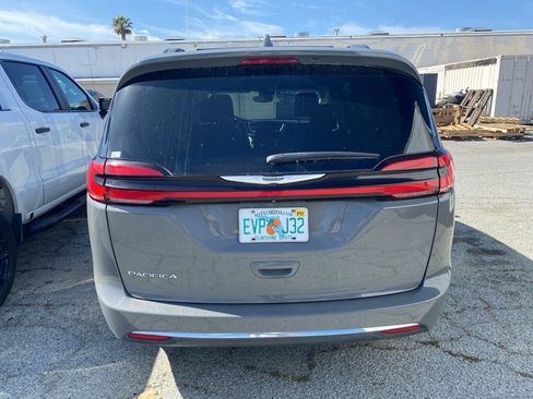 Used 2022 Chrysler Pacifica Touring-L FWD image 4