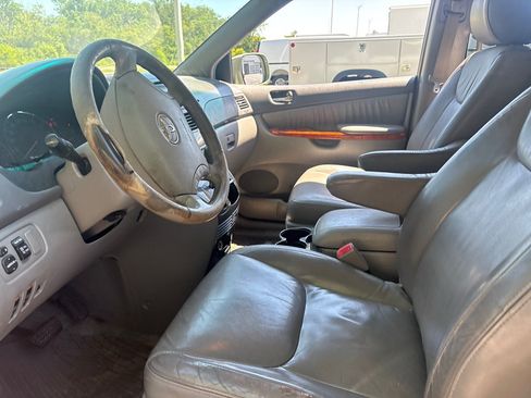Used 2009 Toyota Sienna XLE FWD image 4