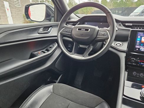 Used 2024 Jeep Grand Cherokee L Laredo image 9