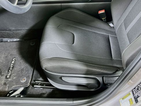 Used 2023 Hyundai Elantra SE FWD image 18