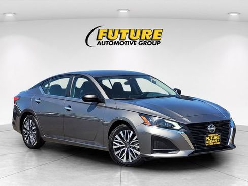 Certified 2025 Nissan Altima 2.5 SV FWD image 1