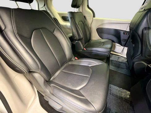 Used 2024 Chrysler Pacifica Select image 15