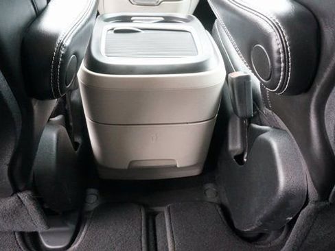 Used 2024 Chrysler Pacifica Touring-L image 37