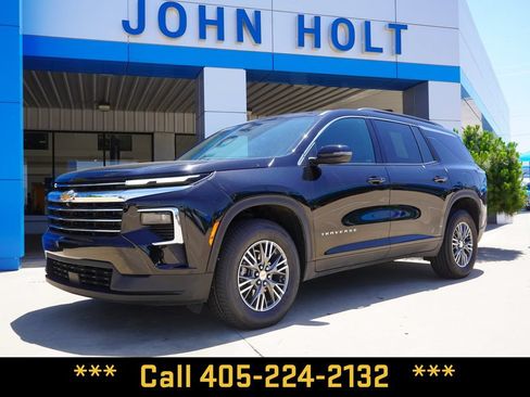 Used 2025 Chevrolet Traverse LT FWD image 1