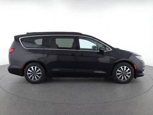 Used 2023 Chrysler Pacifica Touring-L FWD image 11