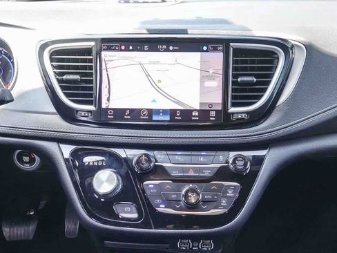 Used 2022 Chrysler Pacifica Touring-L w/ Uconnect Theater Family Group FWD image 12