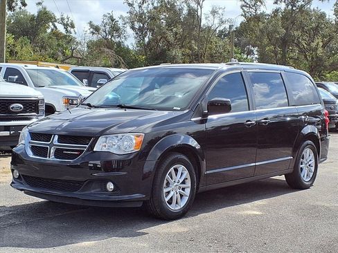 Used 2020 Dodge Grand Caravan SXT image 3