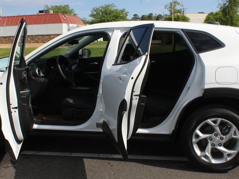 Used 2025 Chevrolet Trax LS w/ LS Convenience Package image 4