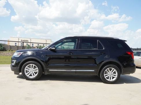 Used 2017 Ford Explorer XLT w/ Equipment Group 201A FWD image 5